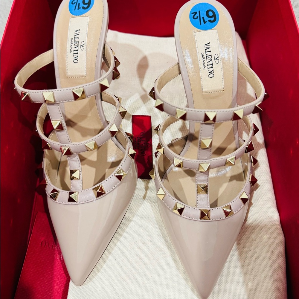 Brand new heals with beautiful color that can go with any outfits.